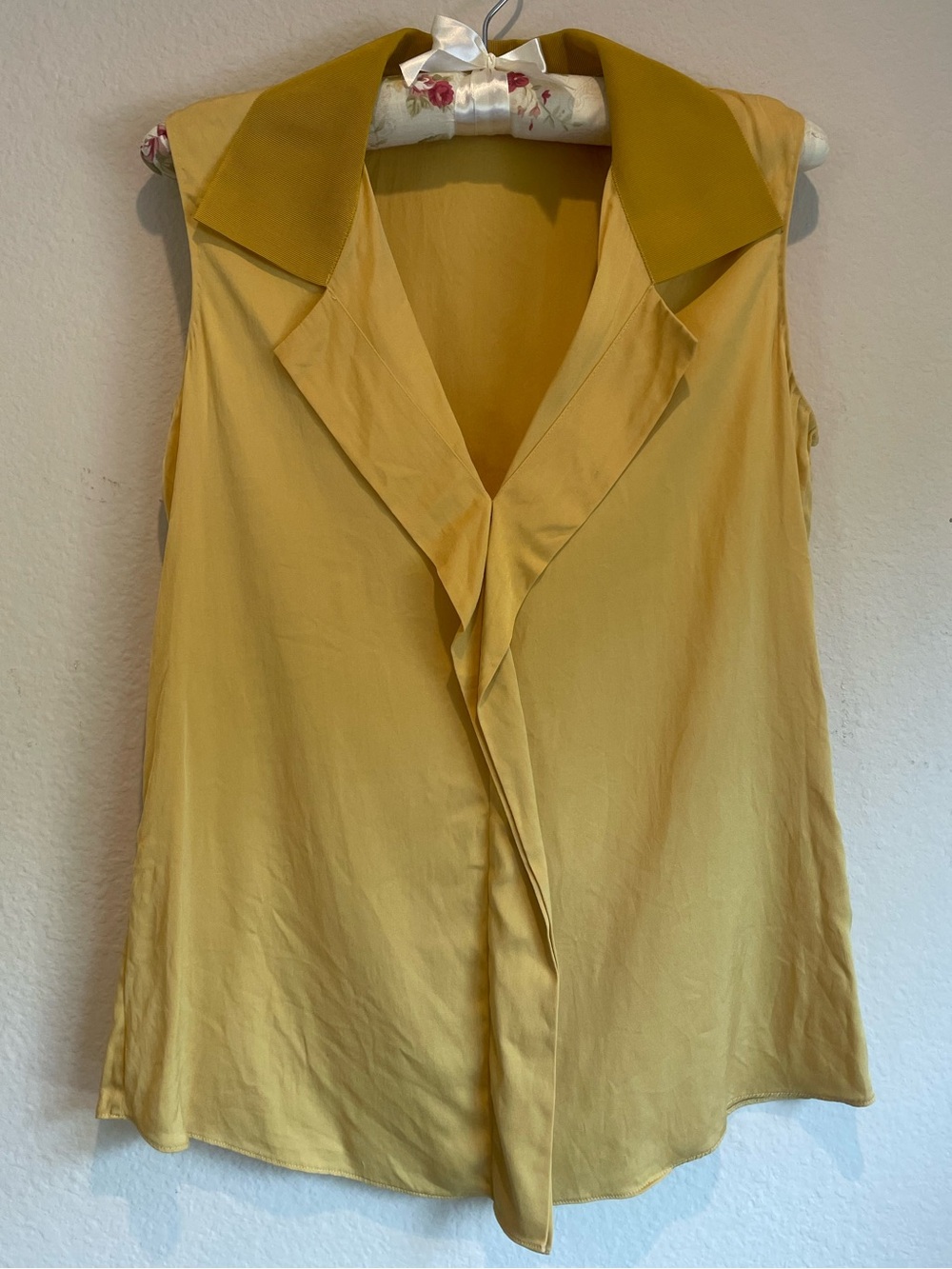 92% Silk Elie Tahari Sleeveless Top EUC - size small